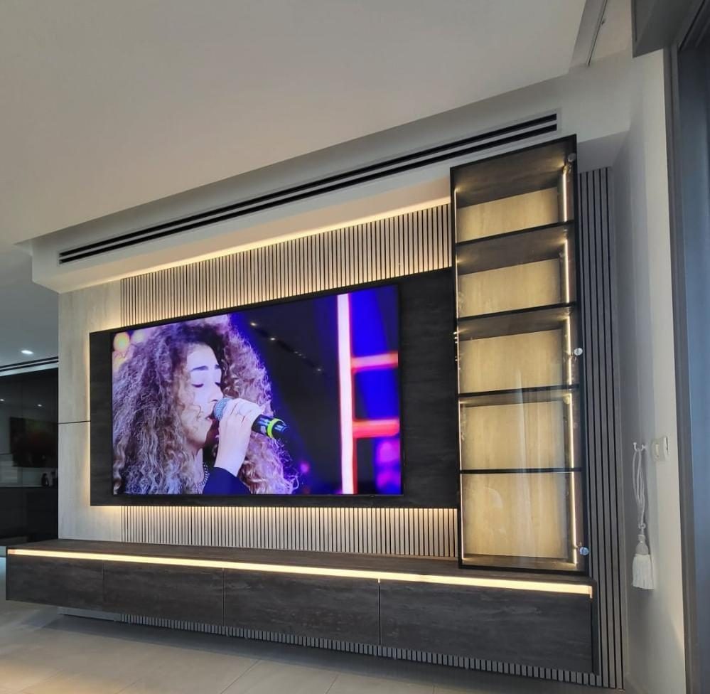 קיר כוח אפור דרמטי עם מדפים מוארים